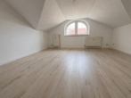 Frisch renovierte 4-Raum-Wohnung im Dachgeschoss in Hirschfelde - Wohnzimmer.png