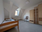 Gemütliche Dachgeschosswohnung – teilweise möbliert & inklusive individueller Einbauküche - Schlafzimmer.jpg
