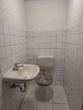 Günstige Gewerbeeinheit mit großen Schaufenstern nahe dem Markt - Toilette