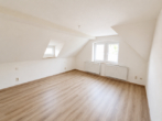 3-Raum-Dachgeschosswohnung in traumhafter Lage von Waltersdorf - Wohnzimmer