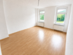 Helle 2-Raum-Wohnung mit Einbauküche & großer Terrasse im Erzgebirge - Wohnzimmer.png