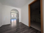 Die vielleicht schönste Wohnung Zittaus? Traumhafte Maisonette mit Gebirgsblick - Flur mit Blick ins Wohnzimmer