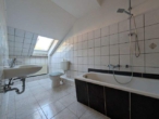 Gemütliche Dachgeschosswohnung mit Balkon und Einbauküche in Aue - Badezimmer