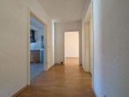 Gemütliche Dachgeschosswohnung mit Balkon und Einbauküche in Aue - Flur