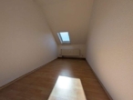 Gemütliche Dachgeschosswohnung mit Balkon und Einbauküche in Aue - Schlafzimmer