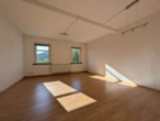 Gemütliche Dachgeschosswohnung mit Balkon und Einbauküche in Aue - Wohnzimmer