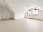 Kapitalanlage mit bis zu 10,35 % Bruttomietrendite | Frisch saniert | Vermietet | Staffelmiete - Wohnzimmer I.png
